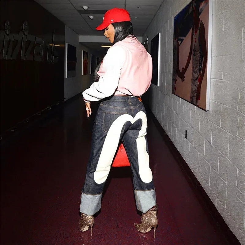 Nina | Calças de Moda – Corte Reto e Padrão Coração Contrastante