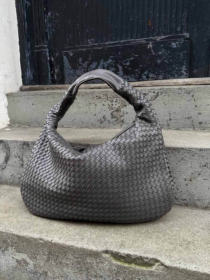 Josiane | Fonott Kézitáska – Kézműves Elegancia és Időtlen Báj