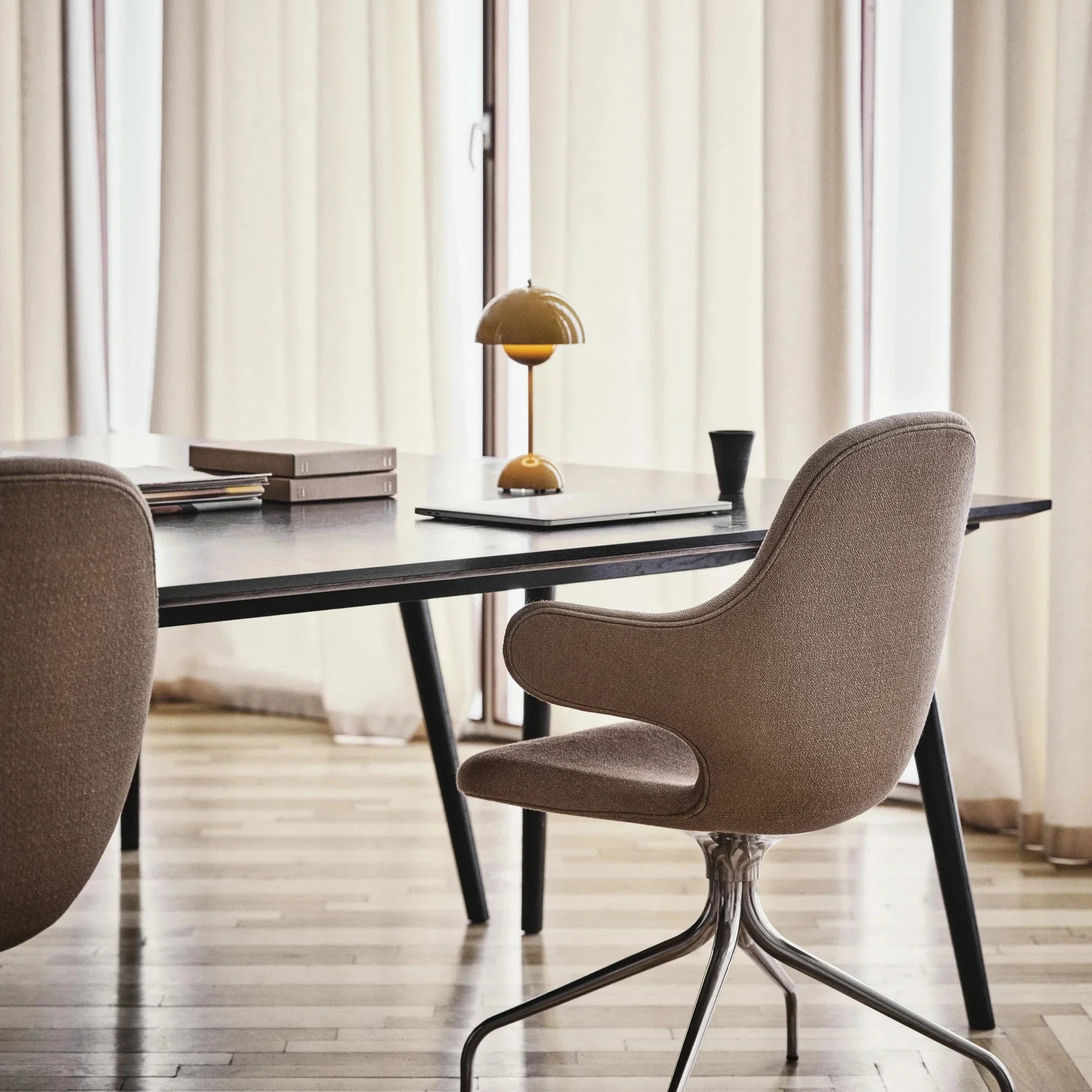 مصباح LED مكتبي – بساطة عصرية ووظائف