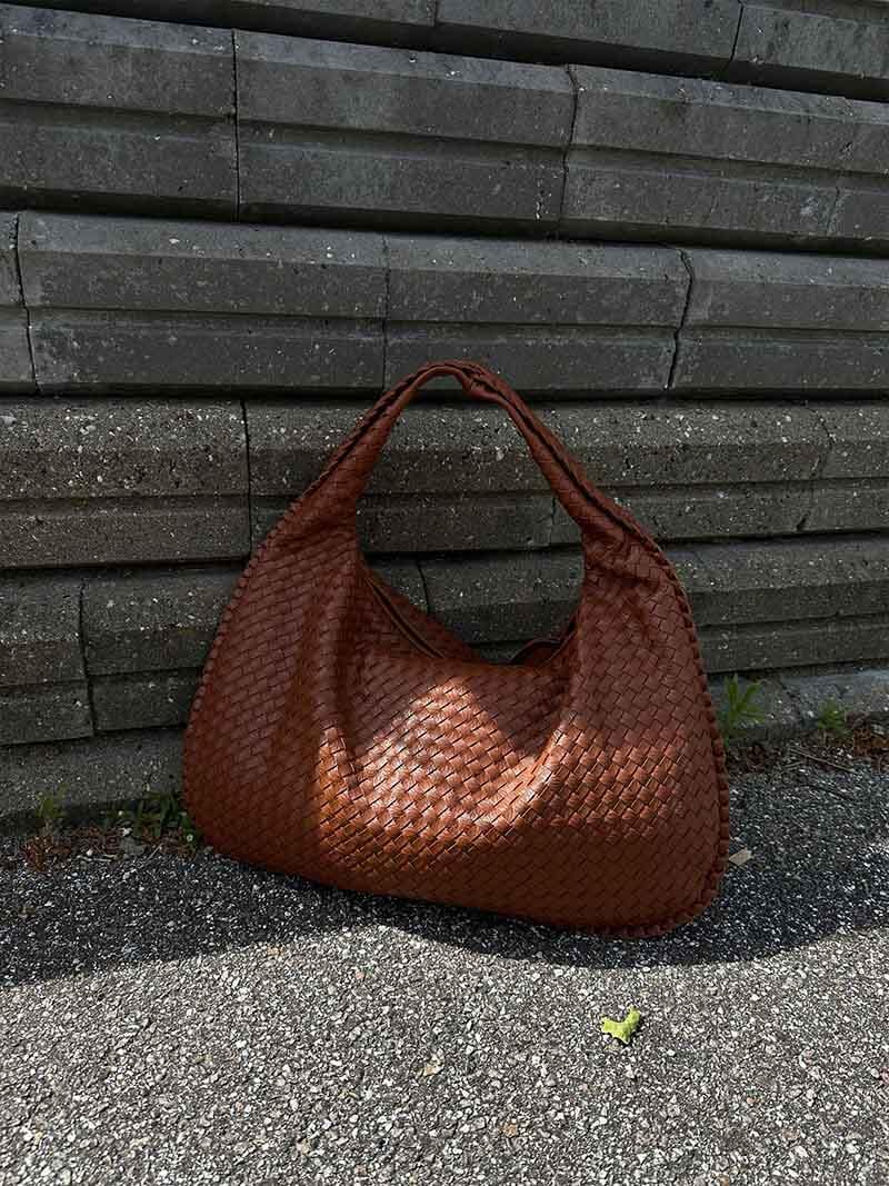 Josiane | Fonott Kézitáska – Kézműves Elegancia és Időtlen Báj