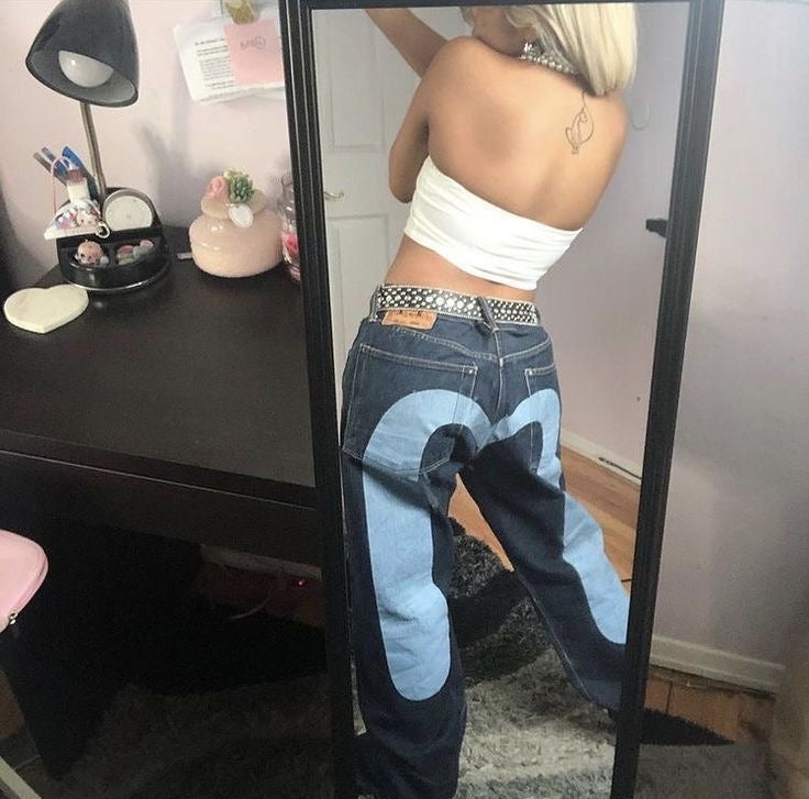 Nina | Calças de Moda – Corte Reto e Padrão Coração Contrastante