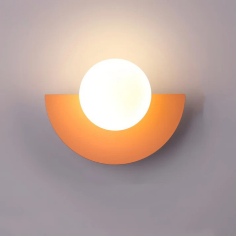 Moderní nástěnné svítidlo – tvar půlkruhu a jemné osvětlení