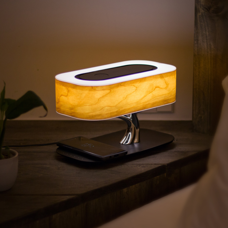 Multifunctionele Lamp— LED Licht, Draadloze Oplader En Bluetooth Audio
