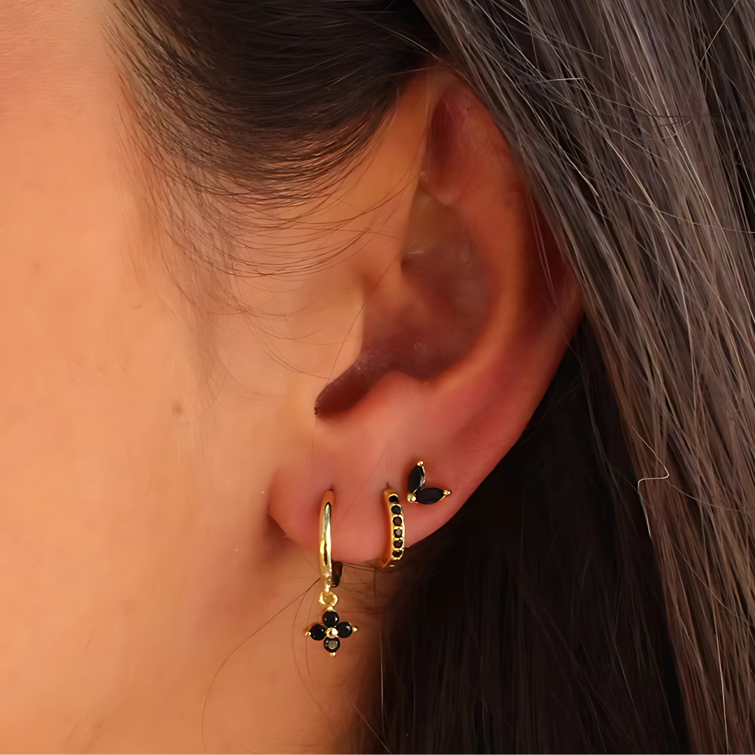 Ensemble Ohrringe und Piercings – Vielseitigkeit und subtile Brillanz