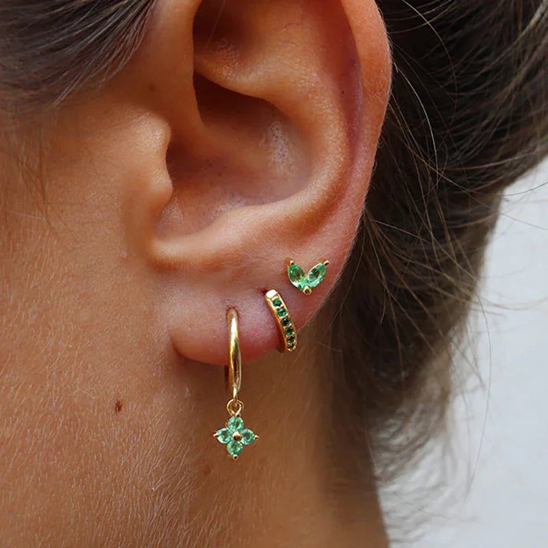 Ensemble Ohrringe und Piercings – Vielseitigkeit und subtile Brillanz