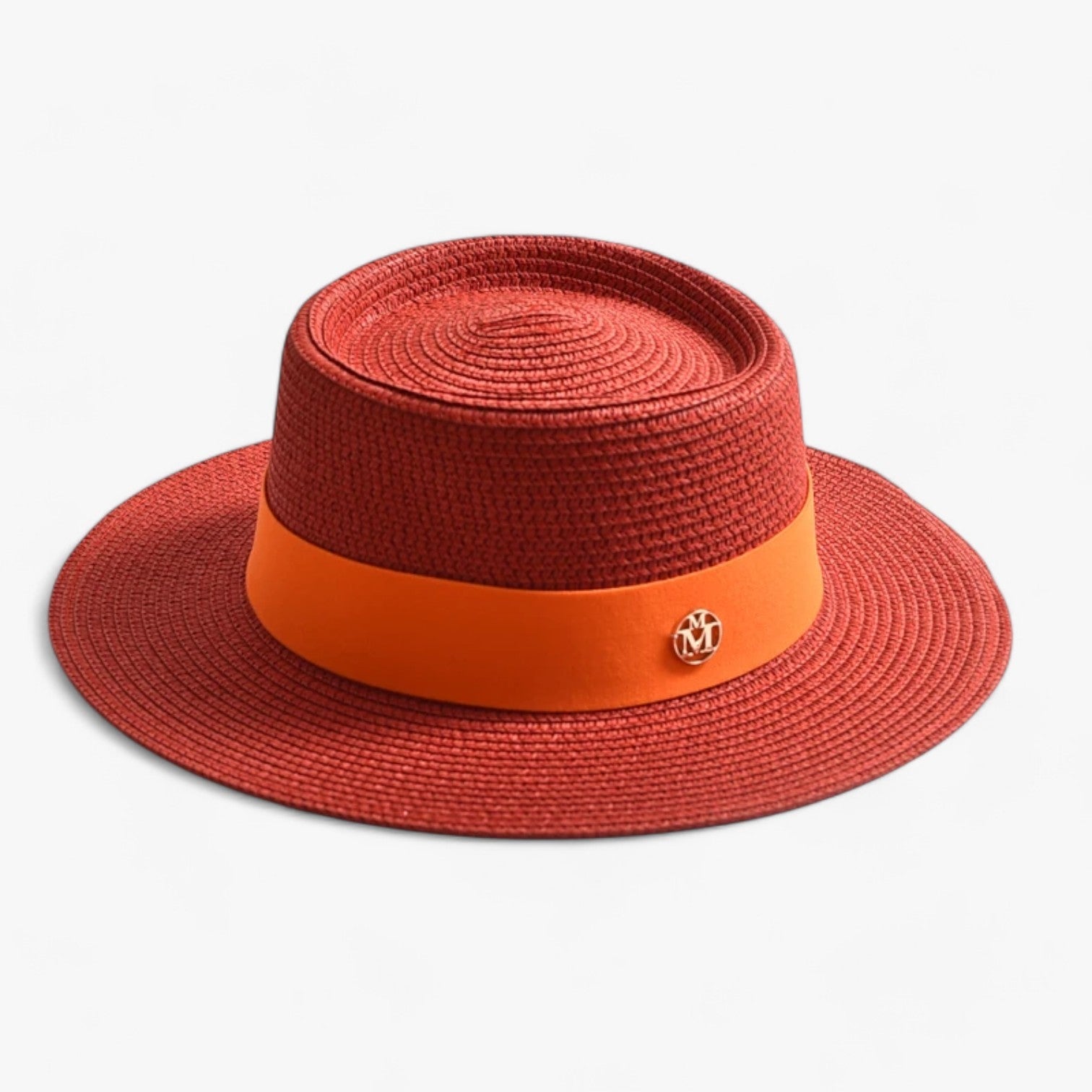 Kalap Klócsban – Retro Elegancia és Napvédelem 