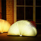 Stolní lampa ve tvaru knihy – Originalita a elegance 