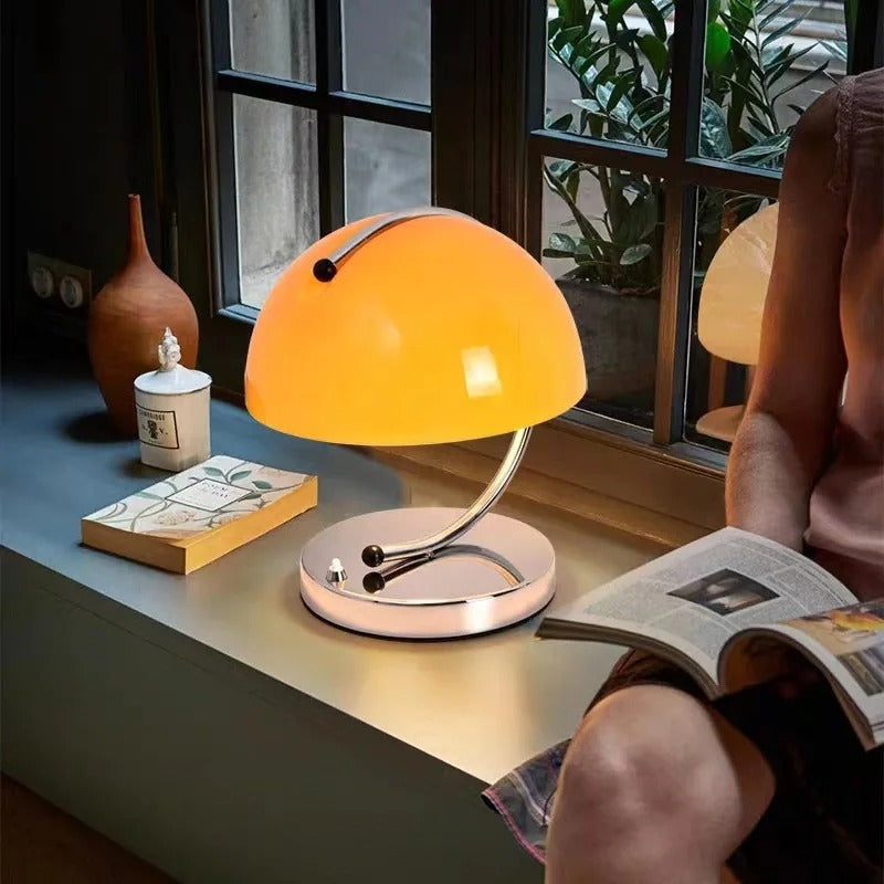 Lampă de masă stil scandinav din sticlă – eleganță și modernitate 