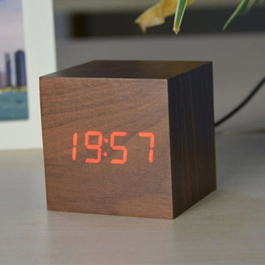 Kube Digital Klokke – Minimalistisk Design Og LED-skjerm 