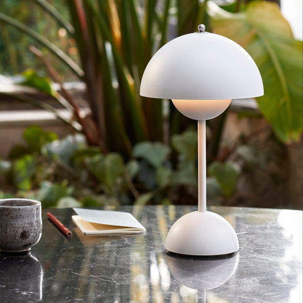 Lampka stołowa przenośna – nowoczesny design i oświetlenie mobilne 
