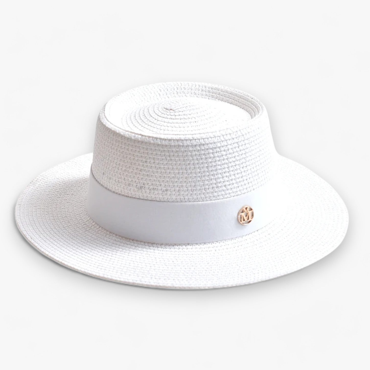 Kalap Klócsban – Retro Elegancia és Napvédelem 
