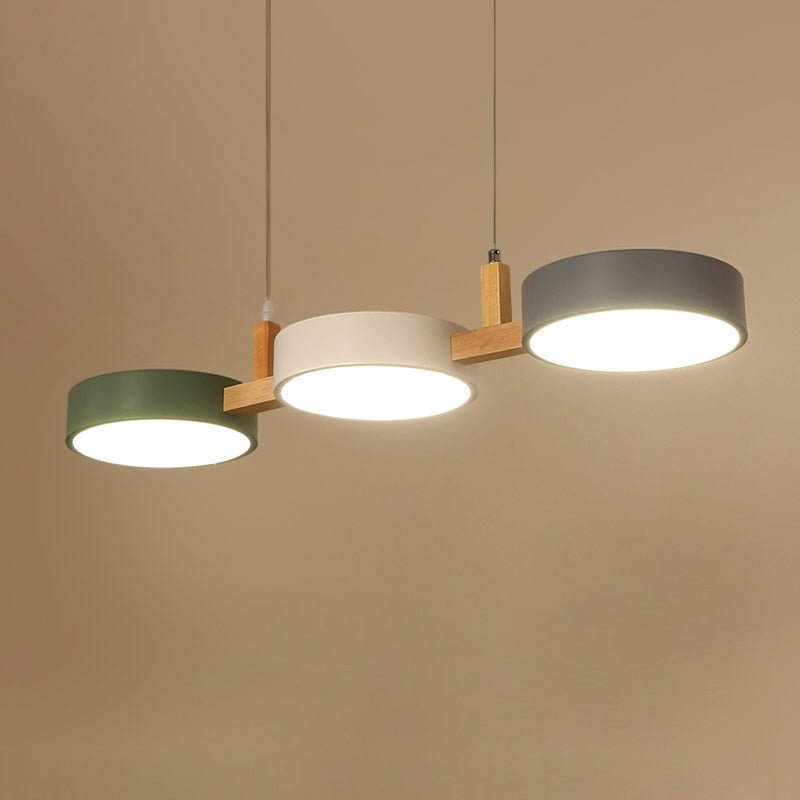 Moderní závěsné svítidlo z kovu – elegantní design a trendy osvětlení 