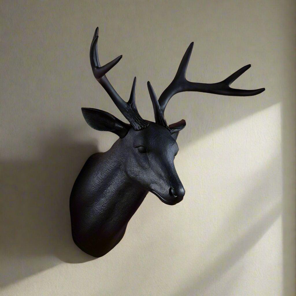 Wandskulptur Hirsch Matt – Zeitgenössischer Stil 