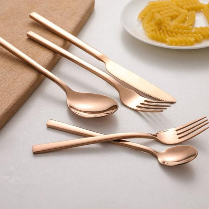 Conjunto de Talheres Completo – Peças Elegantes para uma Mesa Refinada 