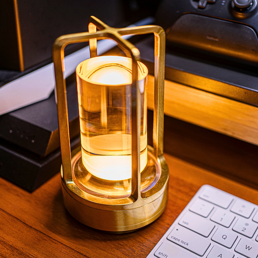 Genopladelig Bordlampe – Blødt Lys Og Tidløst Design 