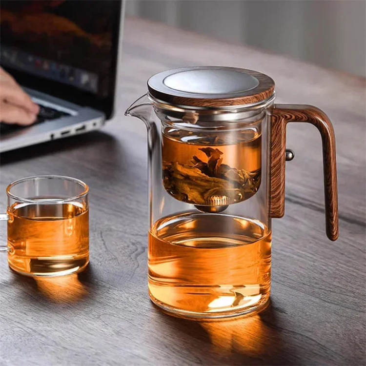 Teekanne aus Glas mit Sieb — Eleganz und Einfachheit im Alltag 