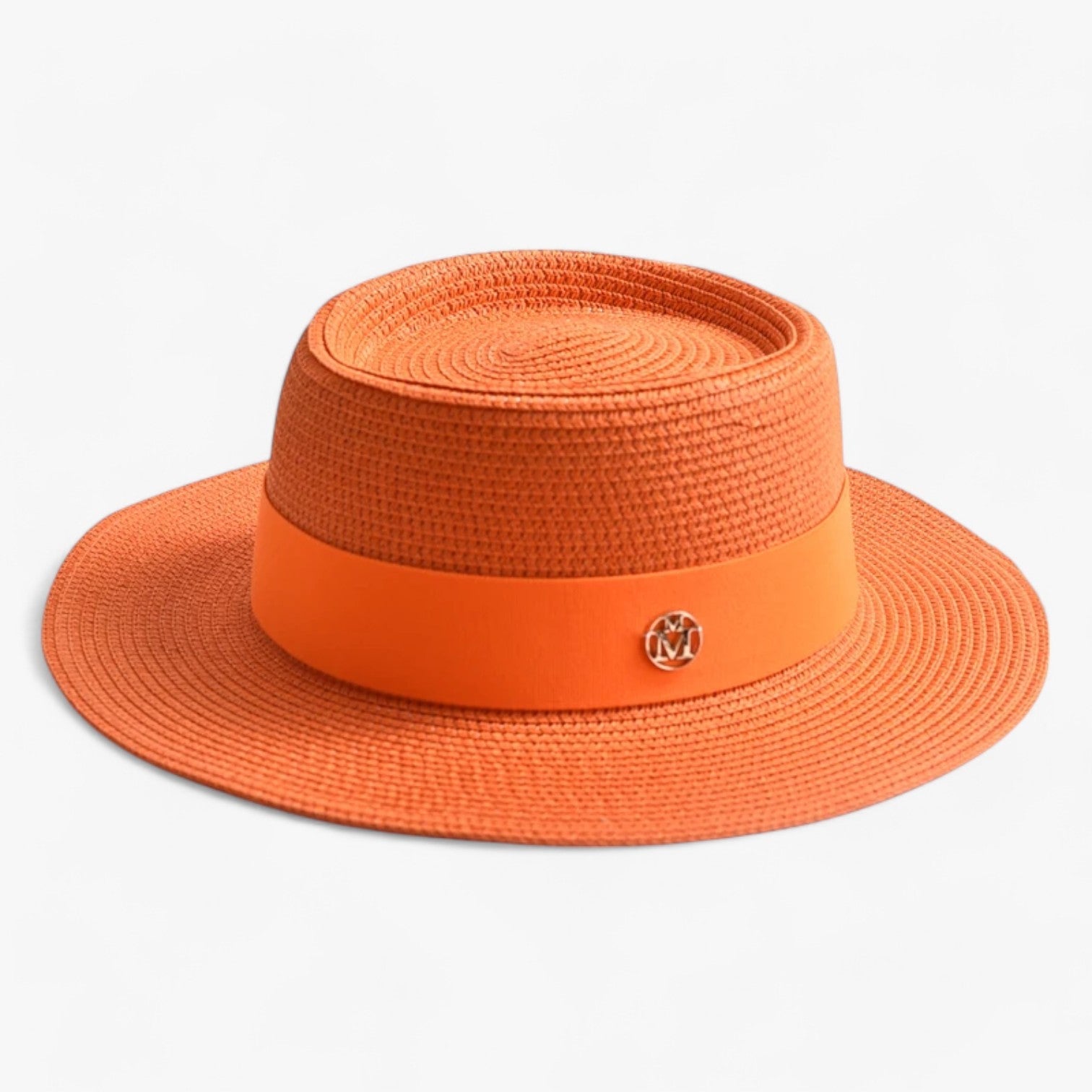 Kalap Klócsban – Retro Elegancia és Napvédelem 