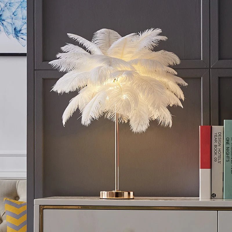 Tischlampe mit goldenen Federn im Art Deco-Stil – Luxuriöse und originelle Dekoration 