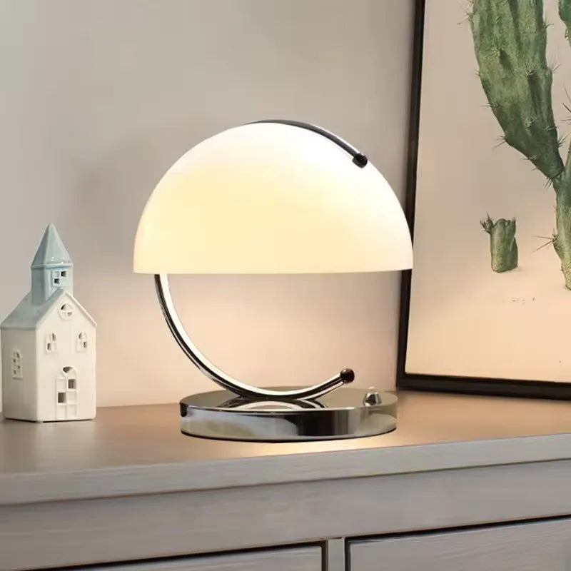Lampă de masă stil scandinav din sticlă – eleganță și modernitate 